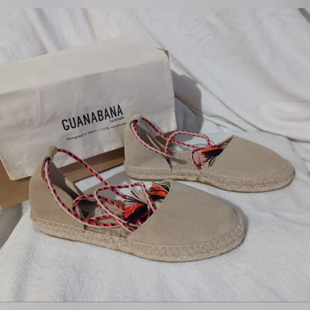 NIB Valenciana Flat Espadrille with Pom-Pom Size 8.5 In Ecru by Guanábana